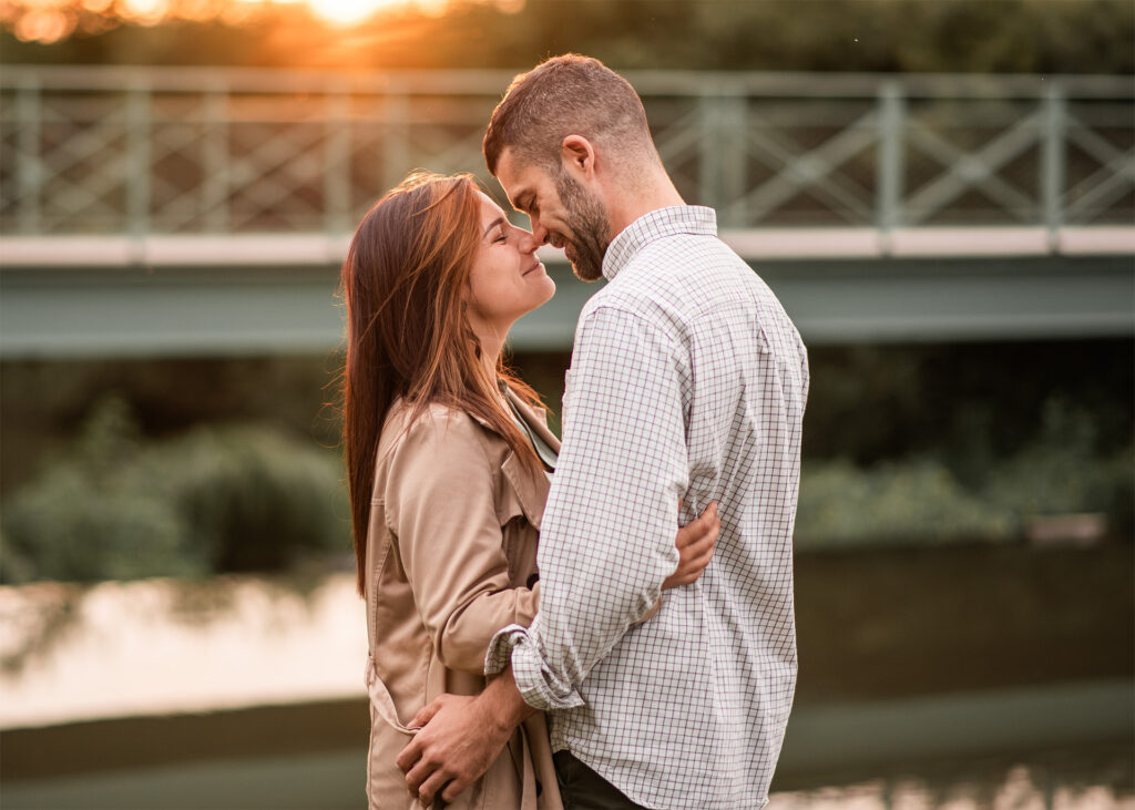 Photographie d'un couple dans le parc du Château de Chambord. Photographié par Quentin Viel