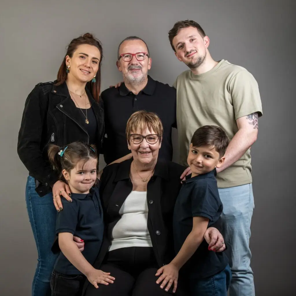 Photo d'une famille réaliser lors d'une Séance photo en famille en studio, photo prise par Quentin Viel photographe à Orléans