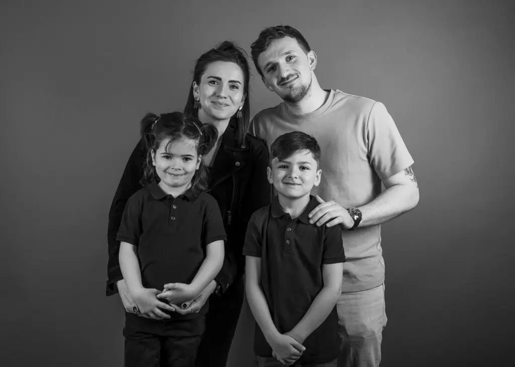 Photo d'une famille réaliser lors d'une Séance photo en famille en studio, photo prise par Quentin Viel photographe à Orléans