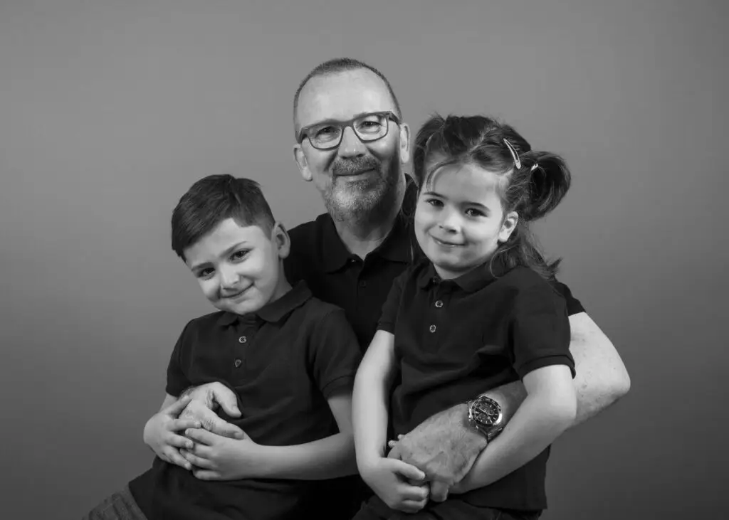 Photo d'une famille réaliser lors d'une Séance photo en famille en studio, photo prise par Quentin Viel photographe à Orléans