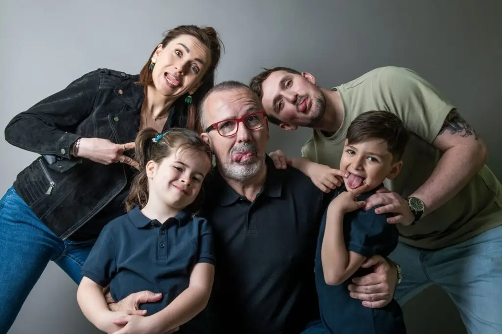 Photo d'une famille réaliser lors d'une Séance photo en famille en studio, photo prise par Quentin Viel photographe à Orléans