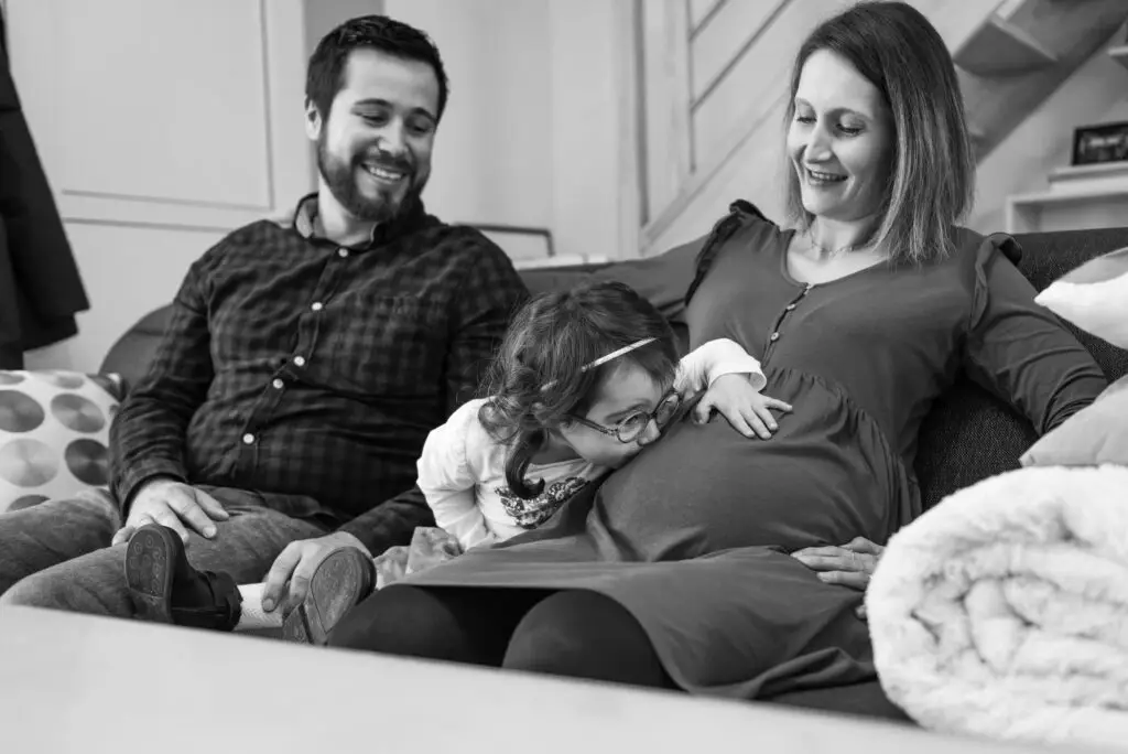 Une photo prise lors d'une séance grossesse à domicile proche d'Orléans. Une photo qui reflète l'amour d'une famille unie