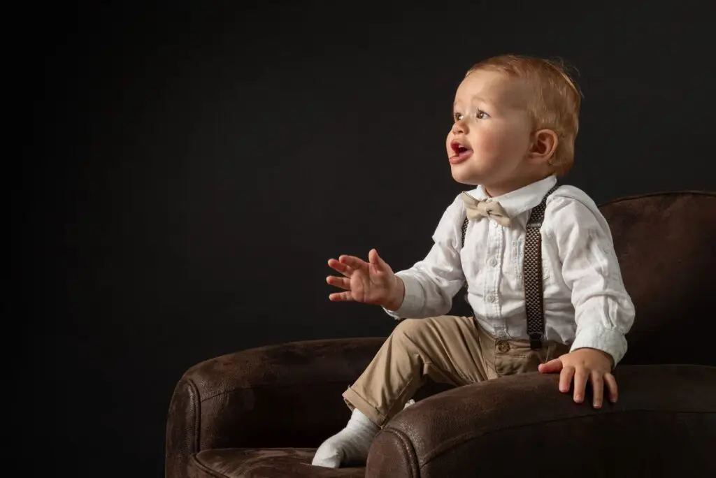 Photo d'un jeune garçon réaliser lors d'une Séance photo en famille en studio, photo prise par Quentin Viel photographe à Orléans