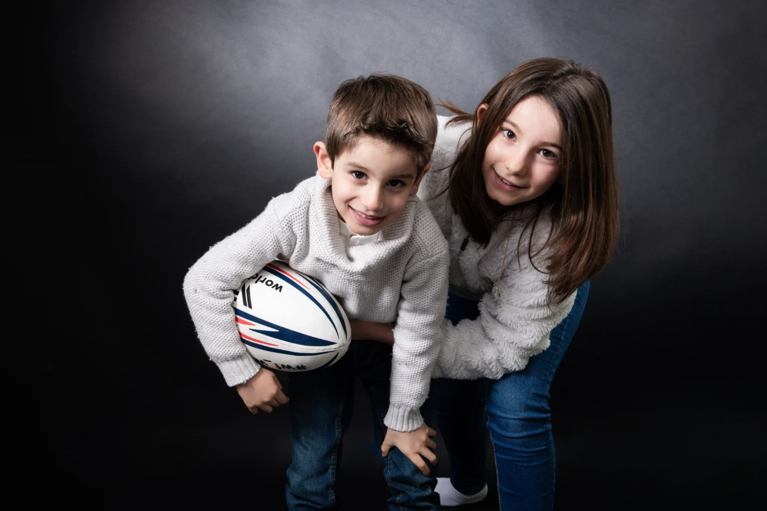 Photo de frères et soeurs réaliser lors d'une Séance photo en famille en studio, photo prise par Quentin Viel photographe à Orléans