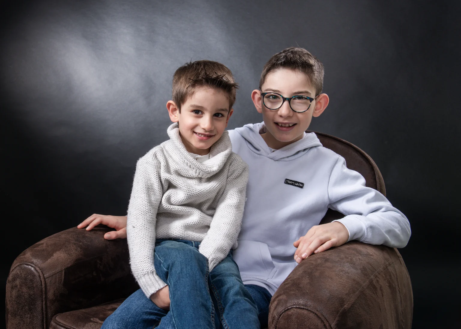 Photo de deux frères réaliser lors d'une Séance photo en famille en studio, photo prise par Quentin Viel photographe à Orléans