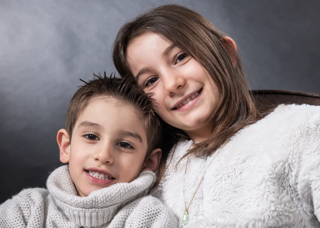 Photo d'un frère et une soeur réaliser lors d'une Séance photo en famille en studio, photo prise par Quentin Viel photographe à Orléans