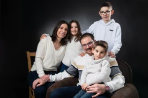 Photo d'une famille réaliser lors d'une Séance photo en famille en studio, photo prise par Quentin Viel photographe à Orléans