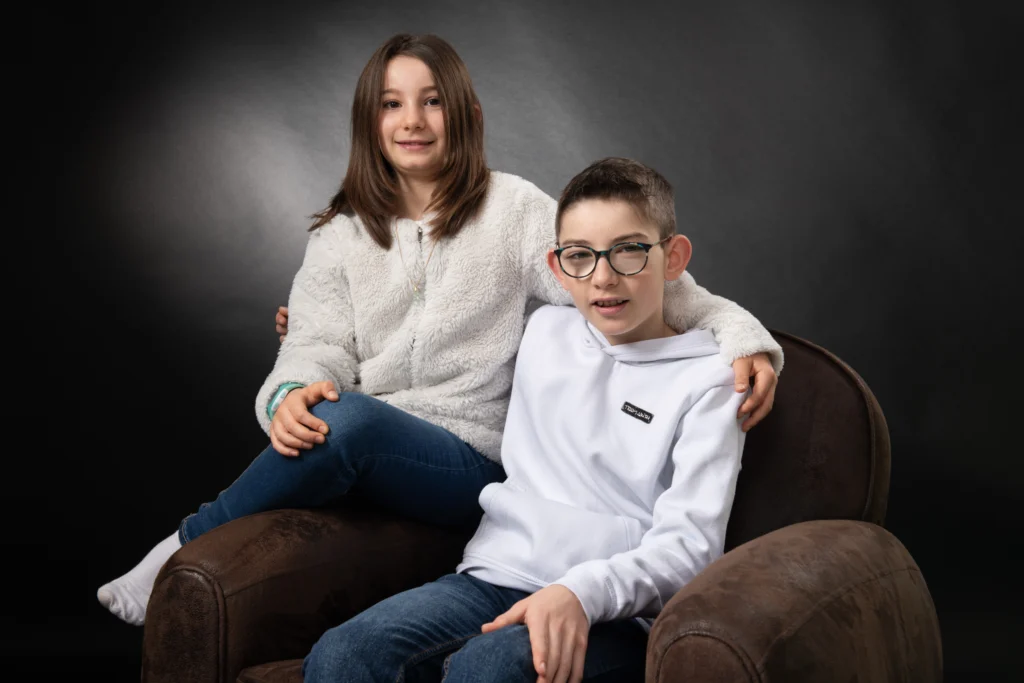 Photo d'un frère et une soeur réaliser lors d'une Séance photo en famille en studio, photo prise par Quentin Viel photographe à Orléans