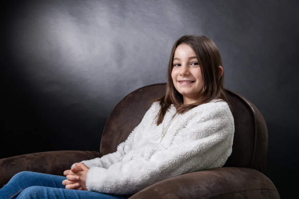 Photo d'une jeune fille réaliser lors d'une Séance photo en famille en studio, photo prise par Quentin Viel photographe à Orléans