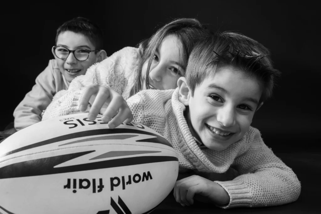 Photo d'enfants réaliser lors d'une Séance photo en famille en studio, photo prise par Quentin Viel photographe à Orléans