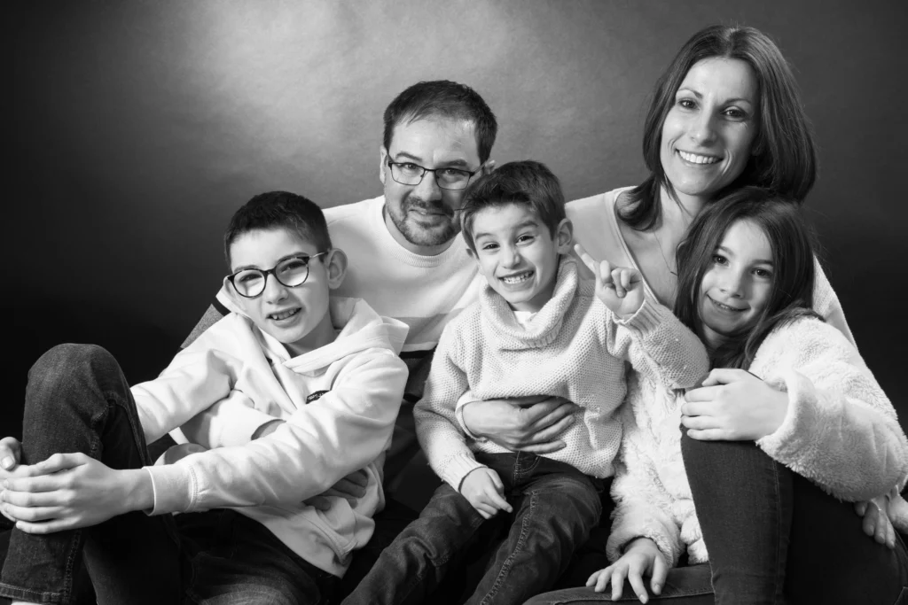 Photo d'une famille réaliser lors d'une Séance photo en famille en studio, photo prise par Quentin Viel photographe à Orléans