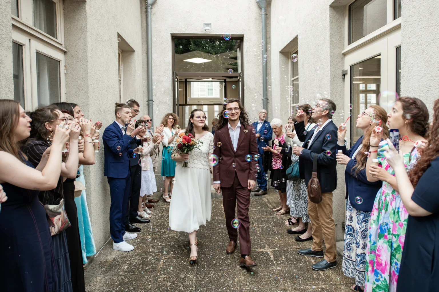 Photo des mariées a leur arrivé sur le lieu de reception, photo prise par Quentin Viel