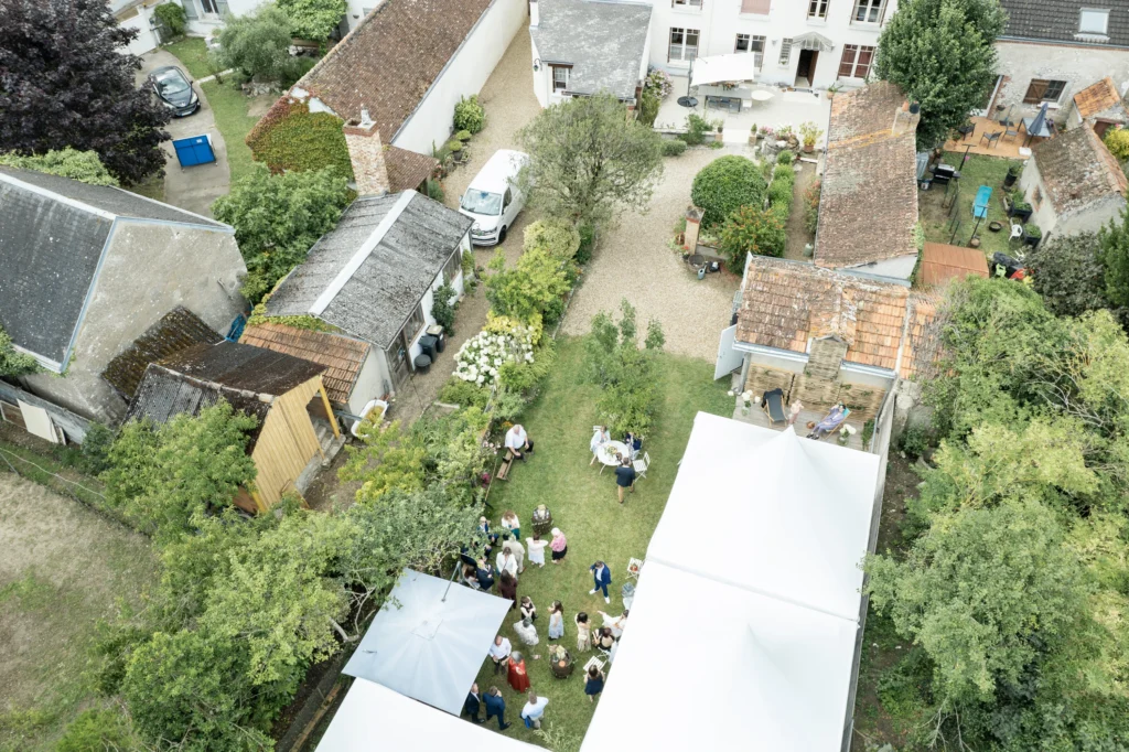 photo de la maison et jardin lieu du mariage, prise en drone par Quentin Viel