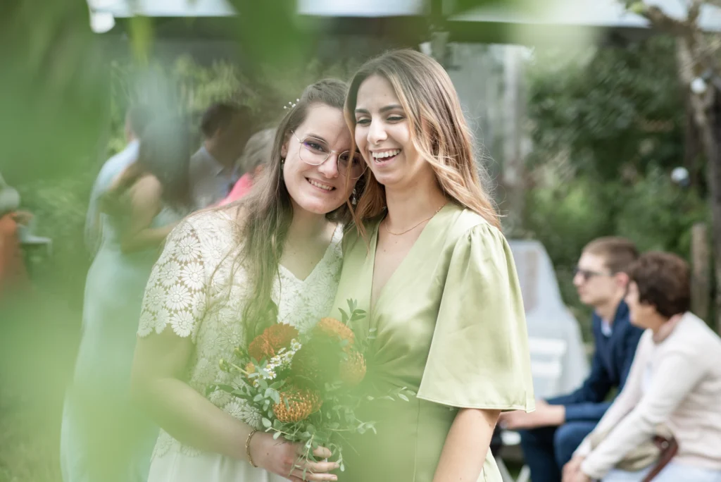 photo de la marié et sa demoiselle d'honneur dans le jardin, prise par Quentin Viel