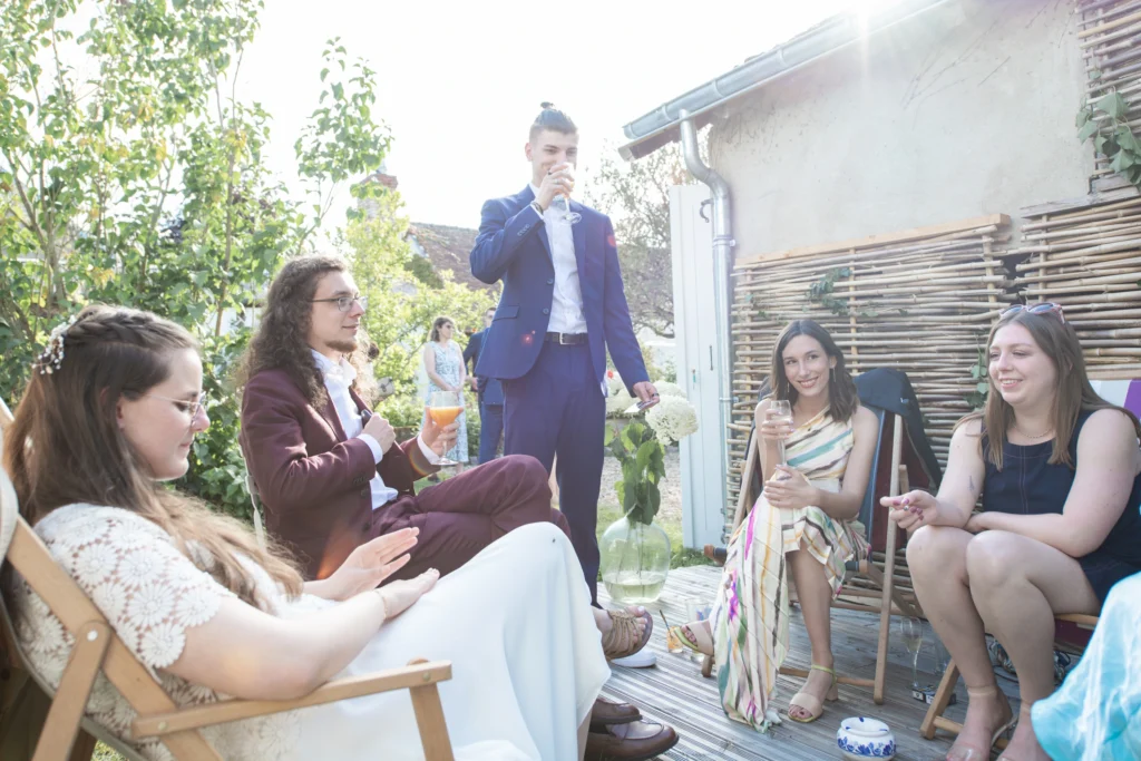 photo des invités et les mariés dans le jardin, prise par Quentin Viel