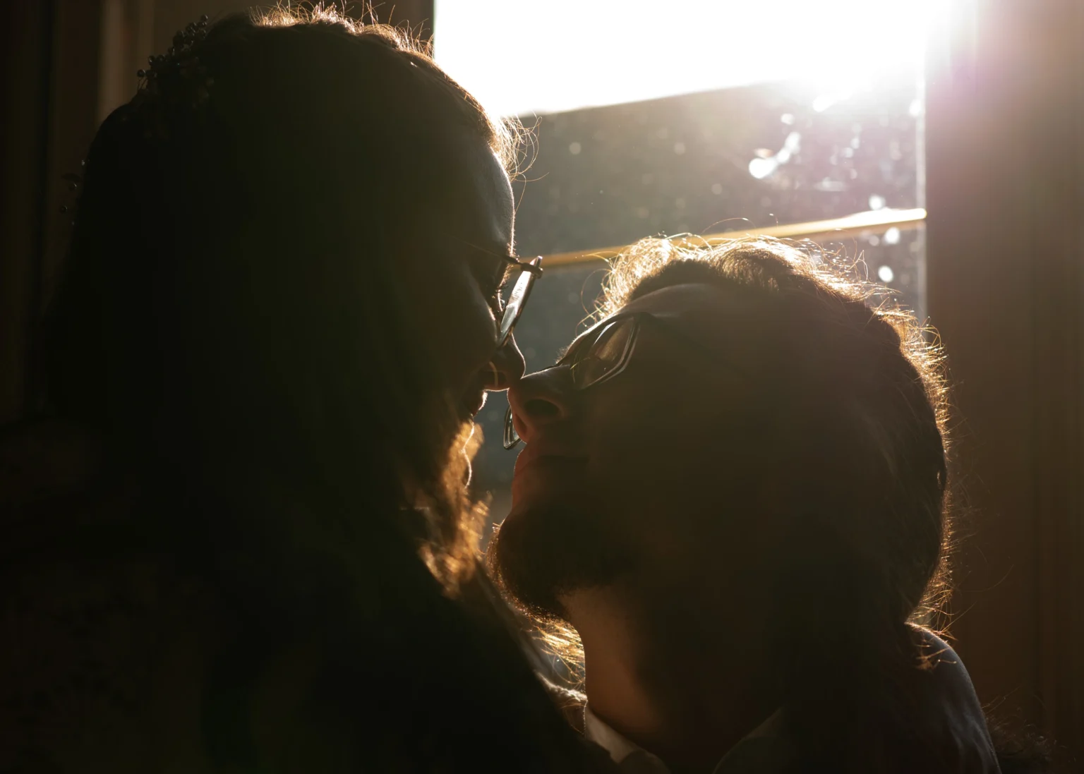 Photo des mariées a la fenêtres, photo prise par Quentin Viel