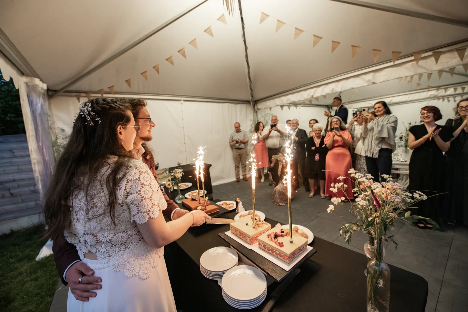 Photo des mariées a la découpe du gâteau, photo prise par Quentin Viel