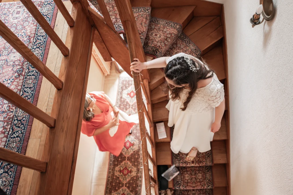 Pohto de la arié vu du dessus dans les escaliers et de la mère de la marié prise par Quentin Viel photographe