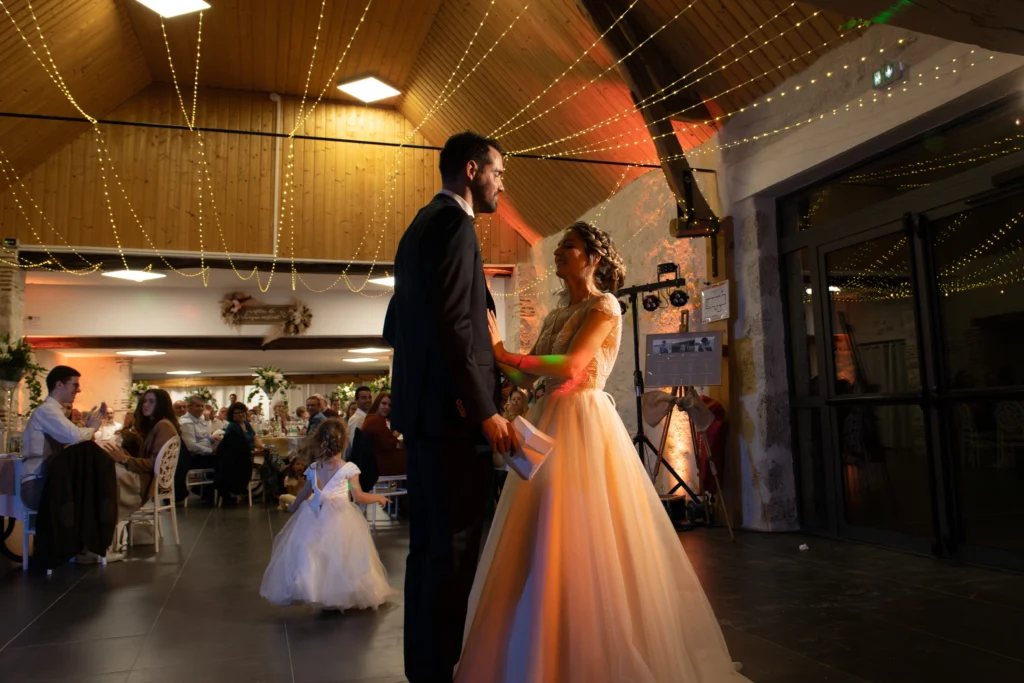 Photo des mariées a l'ouverture de bal, photo prise par Quentin Viel