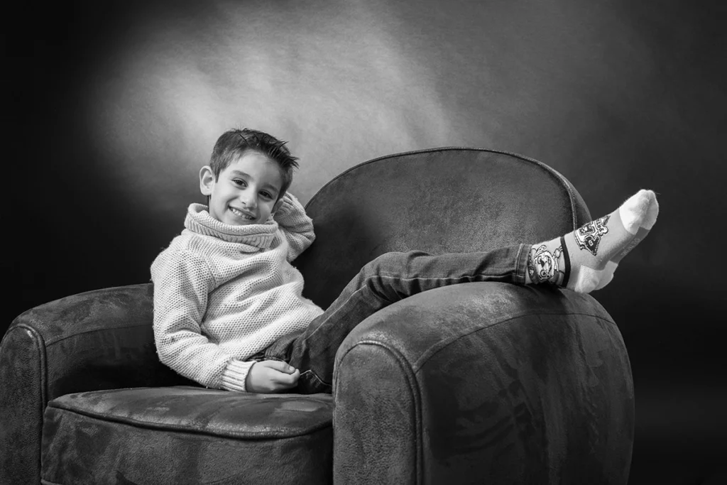 Photo d'un jeune garçon réaliser lors d'une Séance photo en famille en studio, photo prise par Quentin Viel photographe à Orléans