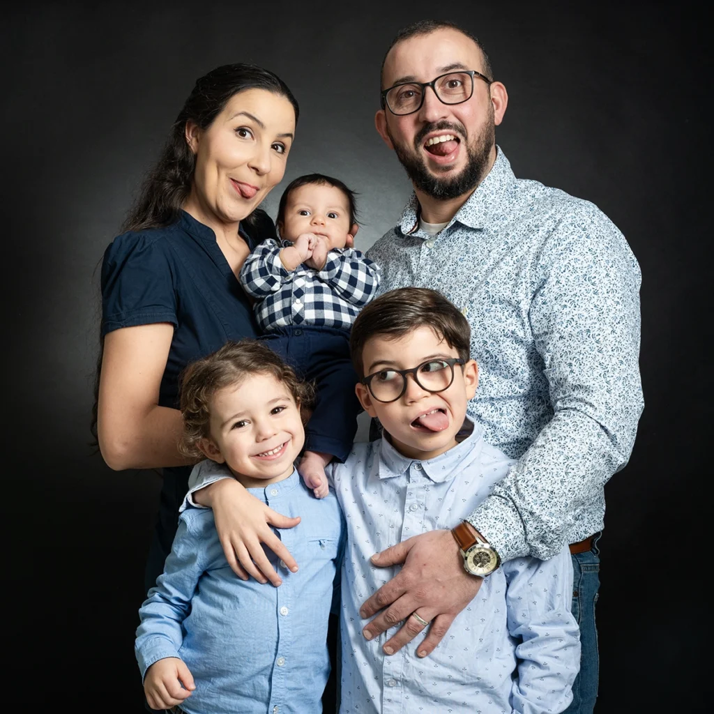 Un moment de bonheur en Famille lors d'une séance photo famille proche d'Orléans.