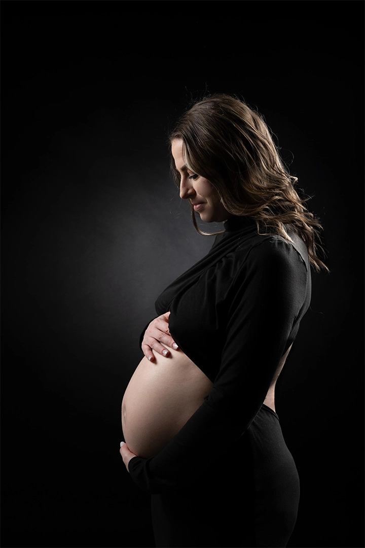 la photo d'une séance photo grossesse en studio avec une magnifique futur maman