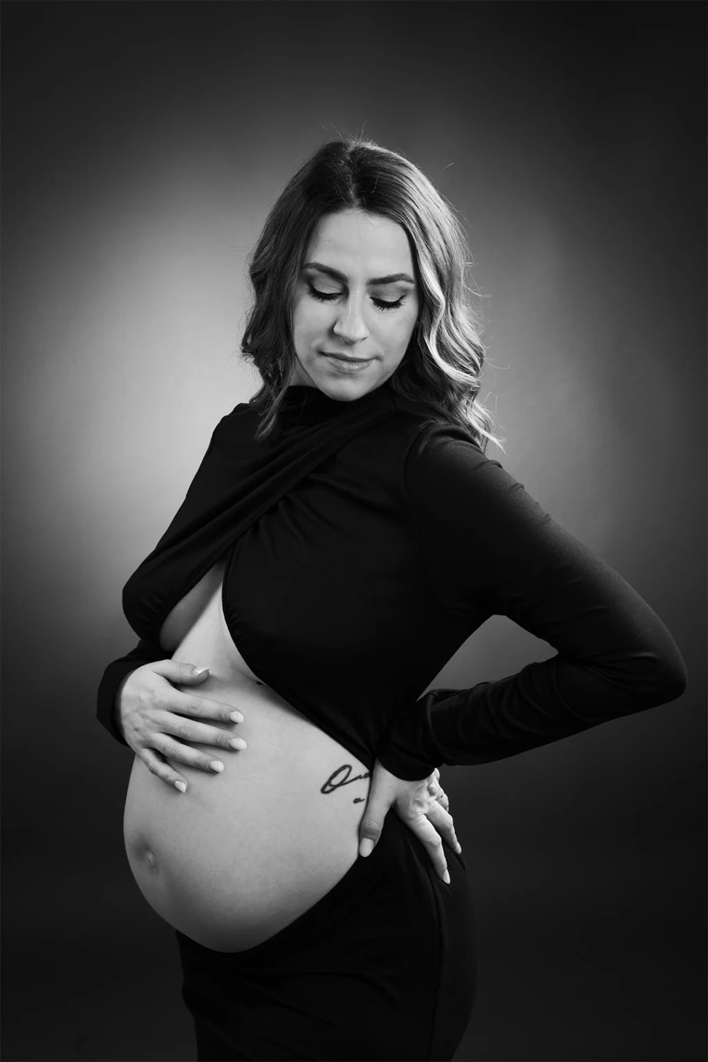 la photo d'une séance photo grossesse en studio avec une magnifique futur maman