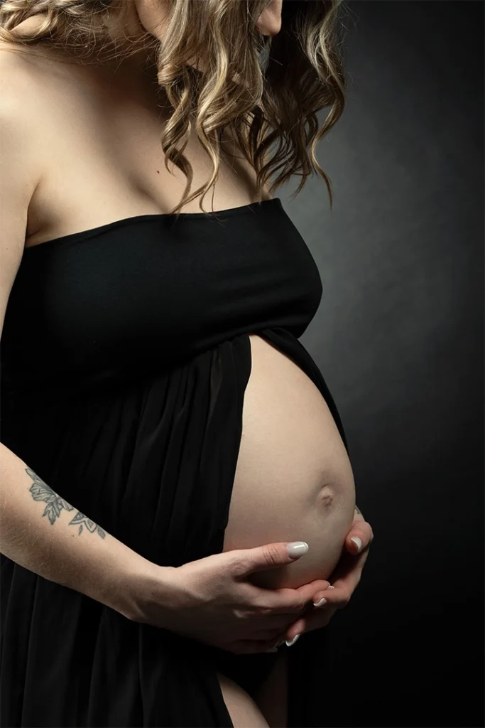 Une séance photo grossesse au studio en couleur à orleans